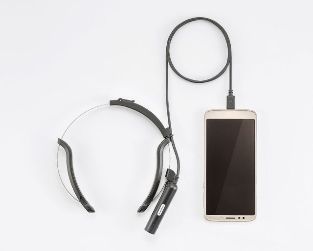 遠隔支援カメラ「リモートアシスト」のウェアラブルカメラと送信機（専用Android端末）