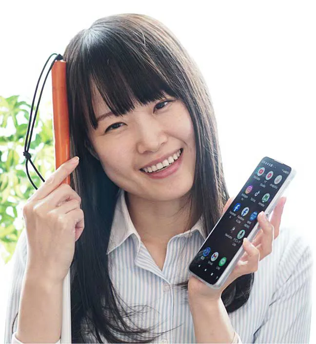 エルビーフォンを手にしているユーザーのイメージ写真