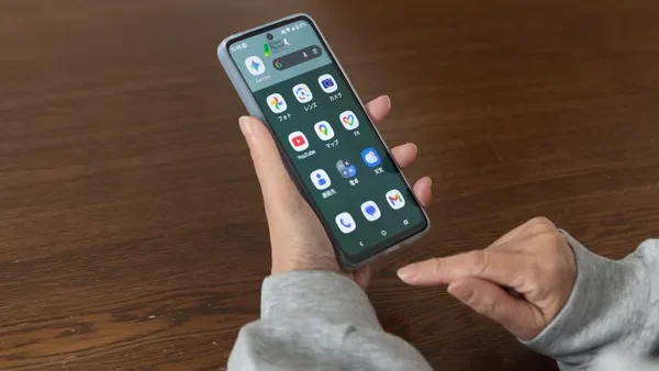 スマホを操作している場面