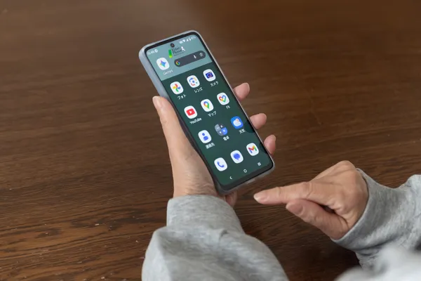 スマホを操作している場面