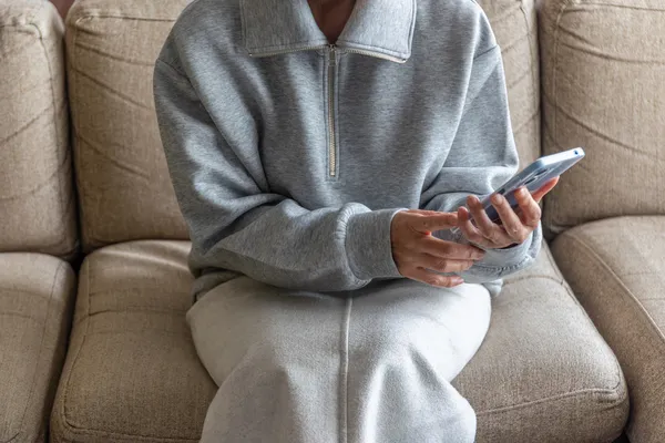 スマホを見ている場面