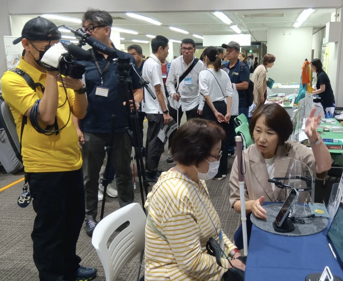 日本ライトハウス展でコエンゴの取材を受ける様子